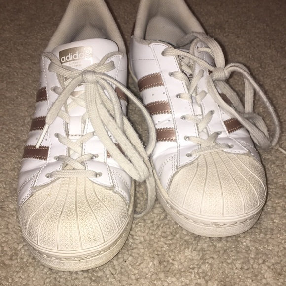 Rose gold Adidas superstars women’s size 6 - Picture 4 of 5
